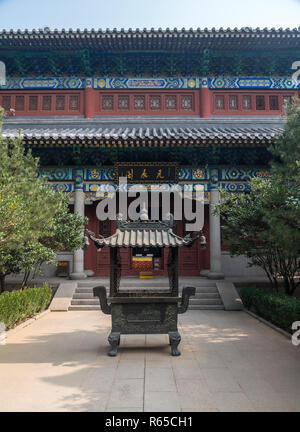 Bruciatore di incenso al tempio di Laoshan nei pressi di Qingdao Foto Stock