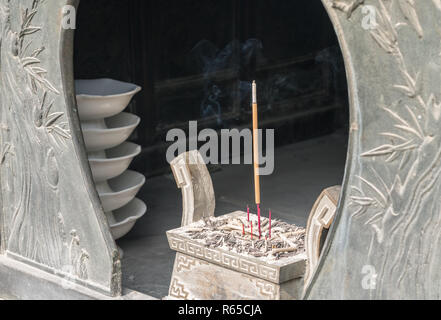 Bruciatore di incenso al tempio di Laoshan nei pressi di Qingdao Foto Stock