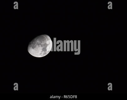 Waxing Gibbous Luna con copia o lo spazio di testo sulla destra. Foto Stock