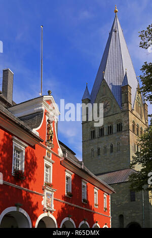 Municipio e Torre del st. patrokli cupola in soest Foto Stock