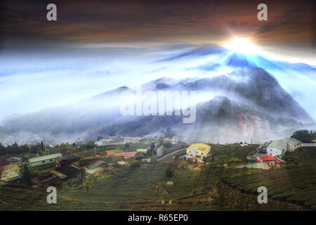 Bella vista della montagna con buona illuminazione e cloud Foto Stock