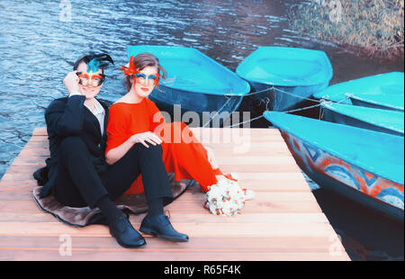 Coppia felice in maschere Masquerade Foto Stock