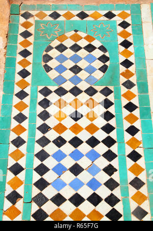 Il Marocco Marrakech tipico vecchio colorato Arabesque - Mauresque ceramica invetriata piastrelle a muro. Foto Stock