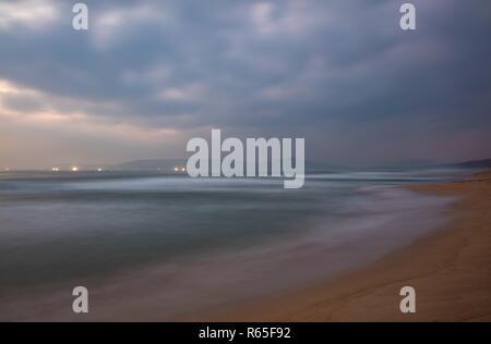 Un litorale di scena a sunrise che si affaccia sul mare della cina del sud a Vung Lam Bay Vietnam. Foto Stock