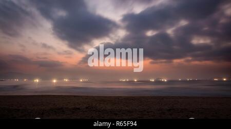 Un litorale di scena a sunrise che si affaccia sul mare della cina del sud a Vung Lam Bay Vietnam. Foto Stock