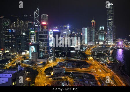 Panorama della sorprendente isola di Hong Kong di notte, CN Foto Stock