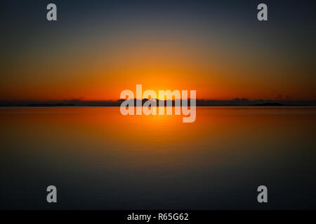 Un bel golden sunrise al largo delle coste orientali dalla Australian coral sea, come la marea si voltò e il mare era quasi sempre. Foto Stock