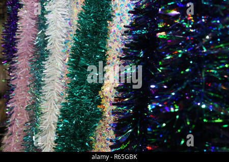 Viste generali di tinsel e le decorazioni di Natale in un giardino centro di Chichester, West Sussex, Regno Unito. Foto Stock