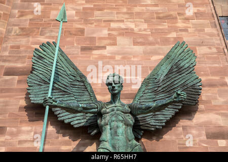 Coventry, Regno Unito - 26 Luglio 2018: una scultura sulla parte esterna del Coventry Cathedral raffigurante San Michele a Coventry, Regno Unito. Foto Stock