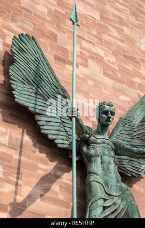 Coventry, Regno Unito - 26 Luglio 2018: una scultura sulla parte esterna del Coventry Cathedral raffigurante San Michele a Coventry, Regno Unito. Foto Stock