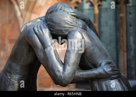 Coventry, Regno Unito - 26 Luglio 2018: la statua di riconciliazione nella motivazione del vecchio storiche rovine della cattedrale di Coventry nel Regno Unito. La statua è stata ori Foto Stock