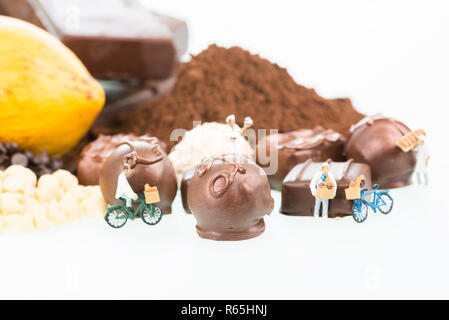 Gli chef in miniatura e tartufi di cioccolato Foto Stock