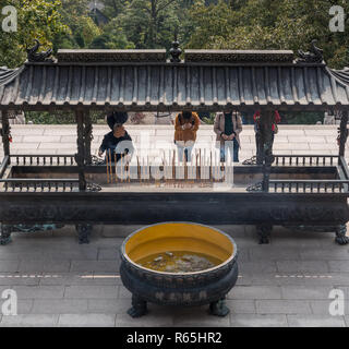 Bruciatore di incenso al tempio di Laoshan nei pressi di Qingdao Foto Stock