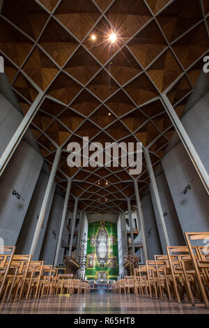 COVENTRY, Regno Unito - 26 Luglio 2018: Una vista dentro il più recente a St. Michaels Cathedral, più comunemente noto come Coventry Cathedral nella città di Coventry, Regno Unito, Foto Stock