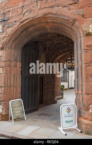 COVENTRY, Regno Unito - 26 Luglio 2018: l'ingresso alla storica St Marys Guildhall nella città di Coventry, Regno Unito, il 26 luglio 2018. Foto Stock