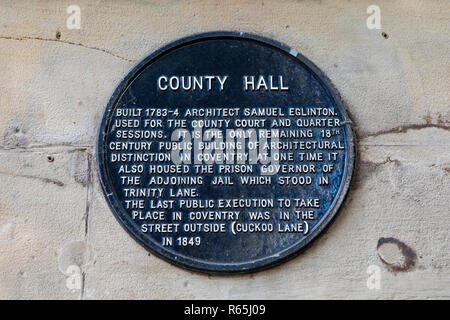 Una lapide posta nel centro storico della città di Coventry, nel Regno Unito, che ripercorre la storia della County Hall su Bayley Lane. Foto Stock