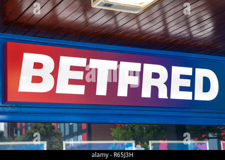 COVENTRY, Regno Unito - 26 Luglio 2018: il logo BETFRED sopra l'entrata di uno dei suoi punti di vendita in Coventry, Regno Unito, il 26 luglio 2018. Foto Stock