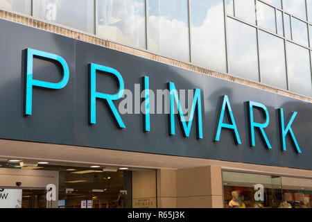 COVENTRY, Regno Unito - 26 Luglio 2018: il logo Primark sopra l'entrata al loro negozio a Coventry city centre, il 26 luglio 2018. Foto Stock