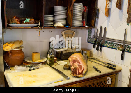 Jamon Serrano o Iberico (Dry cured ham) in Spagnolo bar tapas di Siviglia, in Andalusia, Spagna. Foto Stock