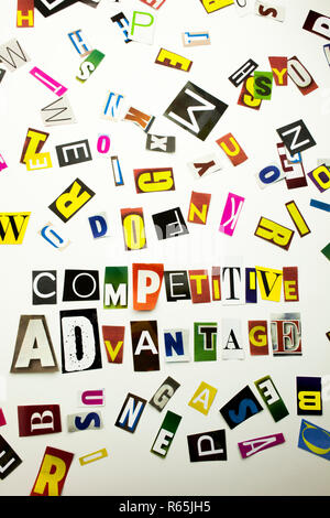 Una parola di scrittura di testo che mostra il concetto di vantaggio competitivo di diversi magazine giornali lettera per il business case sullo sfondo bianco con spazio di copia Foto Stock