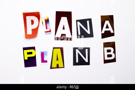Una parola di scrittura di testo che mostra il concetto di piano un piano B di diversi magazine giornali lettera per il business case sullo sfondo bianco con spazio di copia Foto Stock