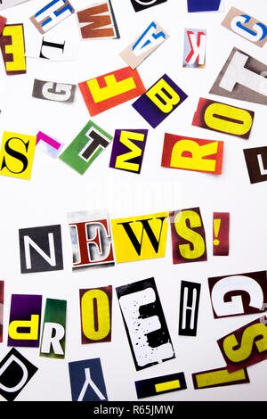 Una parola di scrittura di testo che mostra il concetto di notizie di diversi magazine giornali lettera per il business case sullo sfondo bianco con spazio di copia Foto Stock