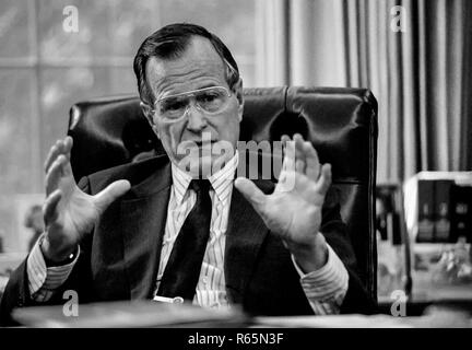 Il presidente George H.W. Bush alla sua scrivania in ufficio Ovale della Casa Bianca in 1989. (Foto di Michael Geissinger). Foto Stock