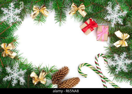 Telaio di Natale decorato con i fiocchi di neve isolato su sfondo bianco con copia spazio per il tuo testo. Vista dall'alto. Foto Stock