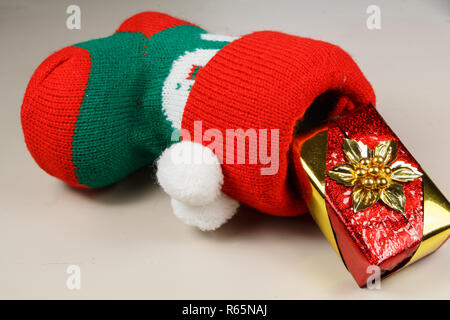 Rosso e verde di Natale il boot con un regalo Foto Stock