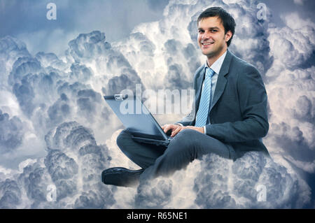 Imprenditore lavorando sul suo laptop, cloud computing concept Foto Stock