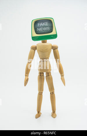 Bambola articolata con televisione testa sembra fake news, isolato in uno sfondo bianco, immagine concettuale Foto Stock