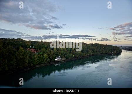 Proprietà sulle rive del Menai Strait arial view Foto Stock