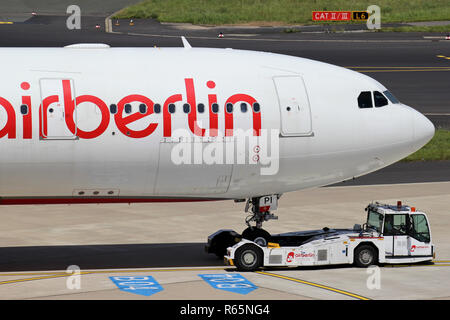 Air Berlin Airbus A330-200 con registrazione D-ALPI trainato a Dusseldorf Airport. Air Berlin presentato istanza di fallimento il 15 agosto 2017. Foto Stock