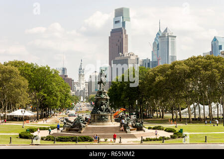 Philadelphia, Pennsylvania. Viste di Benjamin Franklin Parkway, Municipio Eakins ovale, il Monumento a Washington e lo skyline di Philadelphia Museum o Foto Stock