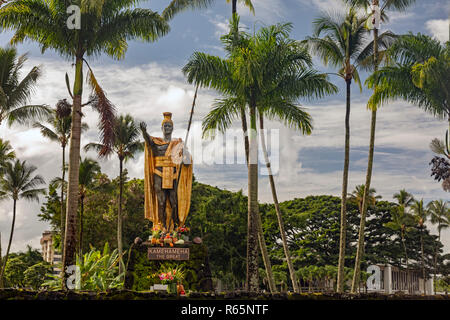 Hilo, Hawaii - Una statua di Kamehameha il grande nel Wailoa River State Park. Kamehameha unificato le isole Hawaii nel regno di Hawaii nel 1810 Foto Stock
