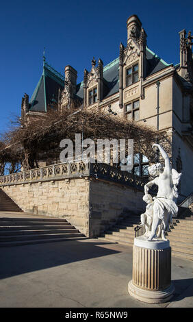 "La lezione di ballo' statua fiancheggia il pergolato di glicine e il Biltmore House al Biltmore Estate in Asheville, NC, Stati Uniti d'America. Foto Stock