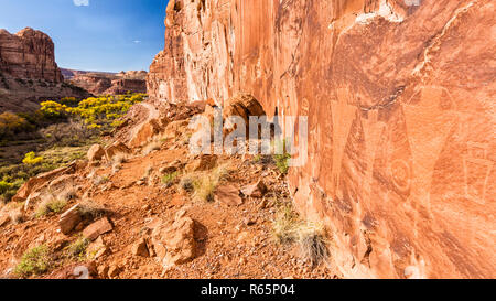 Incisioni rupestri lungo Kane Creek Road sopra le molle di Kane Canyon con Golden Autumn pioppi neri americani alberi vicino a Moab, Utah. Foto Stock