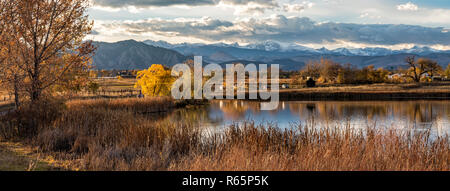 Il Flatirons e Front Range delle Montagne Rocciose si riflette in Stearns Lago in autunno in Broomfield, Colorado Foto Stock