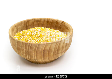 Semola di mais in legno piattino isolato su bianco, copia spazio fornito Foto Stock