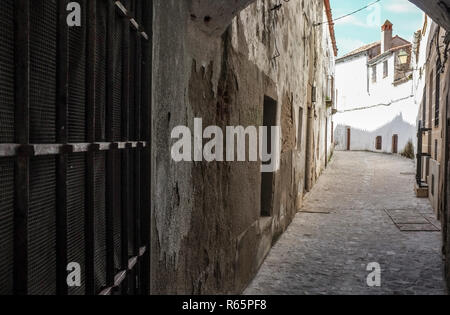 La pietra e le sue case dipinte di bianco di Trujillo street Foto Stock