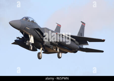 Verso il basso il naso di un 494th FS F-15E Strike Eagle sull'approccio nella RAF Lakenheath. Foto Stock