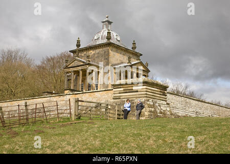 Il tempio dei quattro venti in illuminazione drammatica nella motivazione di Castle Howard maestosa casa North Yorkshire England Regno Unito Foto Stock