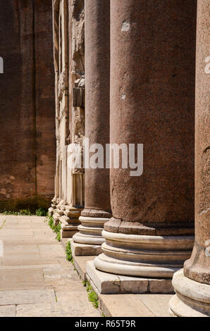 Riga della colonna basi e massicce colonne al Pantheon di Roma, Italia Foto Stock