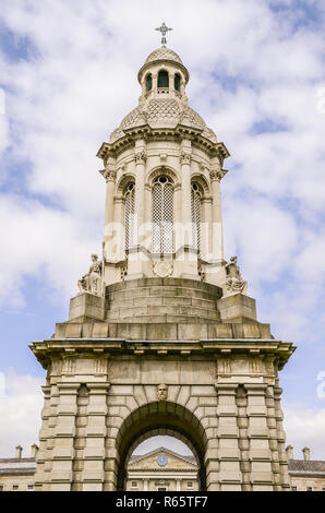 Ornati in torre campanaria sotto il cielo blu e puffy nuvole bianche - Il Trinity College Campanile a Dublino, Irlanda Foto Stock