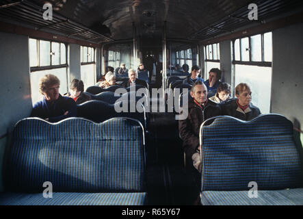 I passeggeri sul British Rail Preston a Colne linea ferroviaria, Lancashire, Gran Bretagna Foto Stock