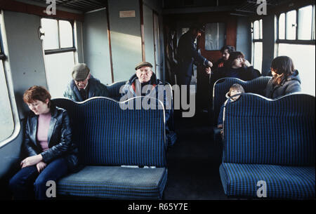 I passeggeri sul British Rail Preston a Colne linea ferroviaria, Lancashire, Gran Bretagna Foto Stock