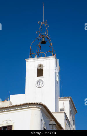 ALBUFEIRA, Portogallo - 13 Luglio 2018: La Torre do Relogio Torre dell Orologio nella storica area della città vecchia di Albufeira in Portogallo, il 13 luglio 2018. Foto Stock