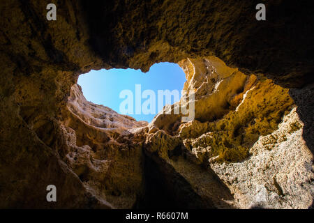 Una vista dentro la straordinaria a Benagil grotte lungo la costa Algarve in Portogallo. Foto Stock