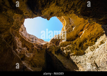 Una vista dentro la straordinaria a Benagil grotte lungo la costa Algarve in Portogallo. Foto Stock