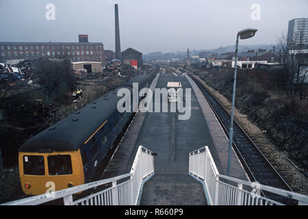 Diesel Multiple Unit in Mill Hill Station sulla British Rail Preston a Colne linea ferroviaria, Lancashire, Gran Bretagna Foto Stock